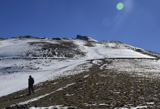 Droga na szczyt Pico Veleta w Sierra Nevada w śniegu i przy mocnym wietrze + informacje praktyczne