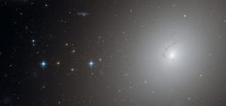 Fotografía de NGC 4696 obtenida por el telescopio Hubble