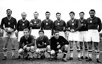 Selección de HUNGRÍA - Temporada 1953-54 - Lorant, Buzanszky, Hidegkuti, Kocsis, Zakarias, Czibor, Bozsik, Budai; Lantos, Puskas y Grosics - Foto tomada en Suiza de la legendaria Selección de HUNGRÍA que se proclamó Subcampeona del Mundo en el año 1954. Este equipo concretamente recibió el sobrenombre de Equipo de Oro (Aranycsapat, en húngaro) y se mantuvo invicto durante 32 partidos consecutivos