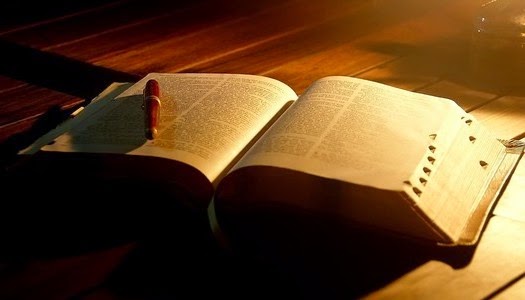 Biblia abierta libro valioso para la humanidad