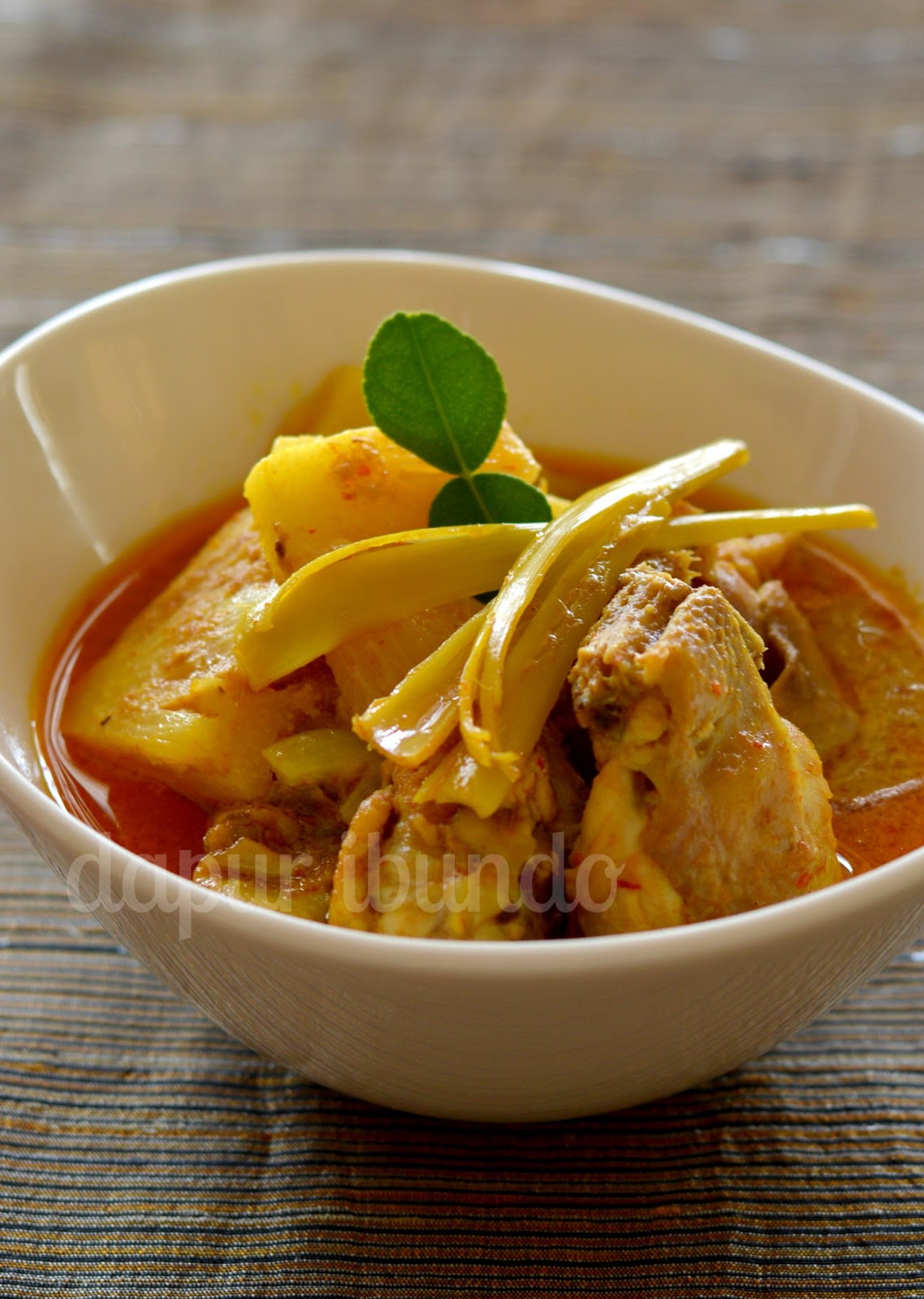 Dapur ibundo: Ayam nanas lemak tumis