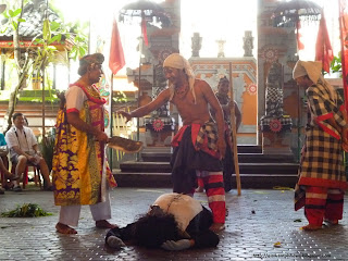 http://ejawantahnews.blogspot.com/2012/01/tari-barong-bali-keindahan-seni-budaya.html