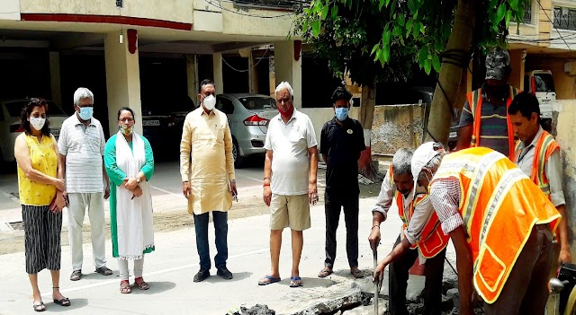  पार्षद मनोज गोयल द्वारा जयपुरिया सोसाइटी में नाली की सफाई का कार्य ​करवाया