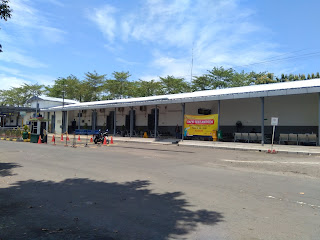 Menunggu di stasiun jember