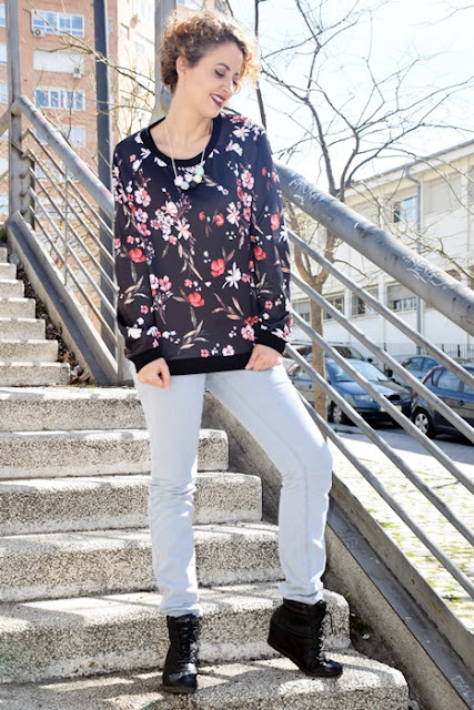 Outfit-Sudadera-flores-7