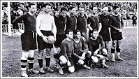 F. C. BARCELONA - Barcelona, España - Temporada 1928-29 - Walter, Platko, Castillo, Arocha, Samitier, Mas, Guzmán, Piera; García, Sagi y Martí - F. C. BARCELONA 1 (Saprissa p.p.) R. C. D. ESPAÑOL DE BARCELONA 1 - 21/01/1929 - Copa del Rey, semifinal, partido de vuelta - Barcelona, campo de Las Corts - Se clasificó el Español, que había ganado 2-0 en la ida