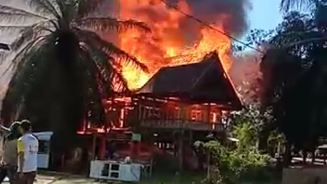 Dua Rumah di  Kompleks Adat Atakkae Ludes Terbakar 
