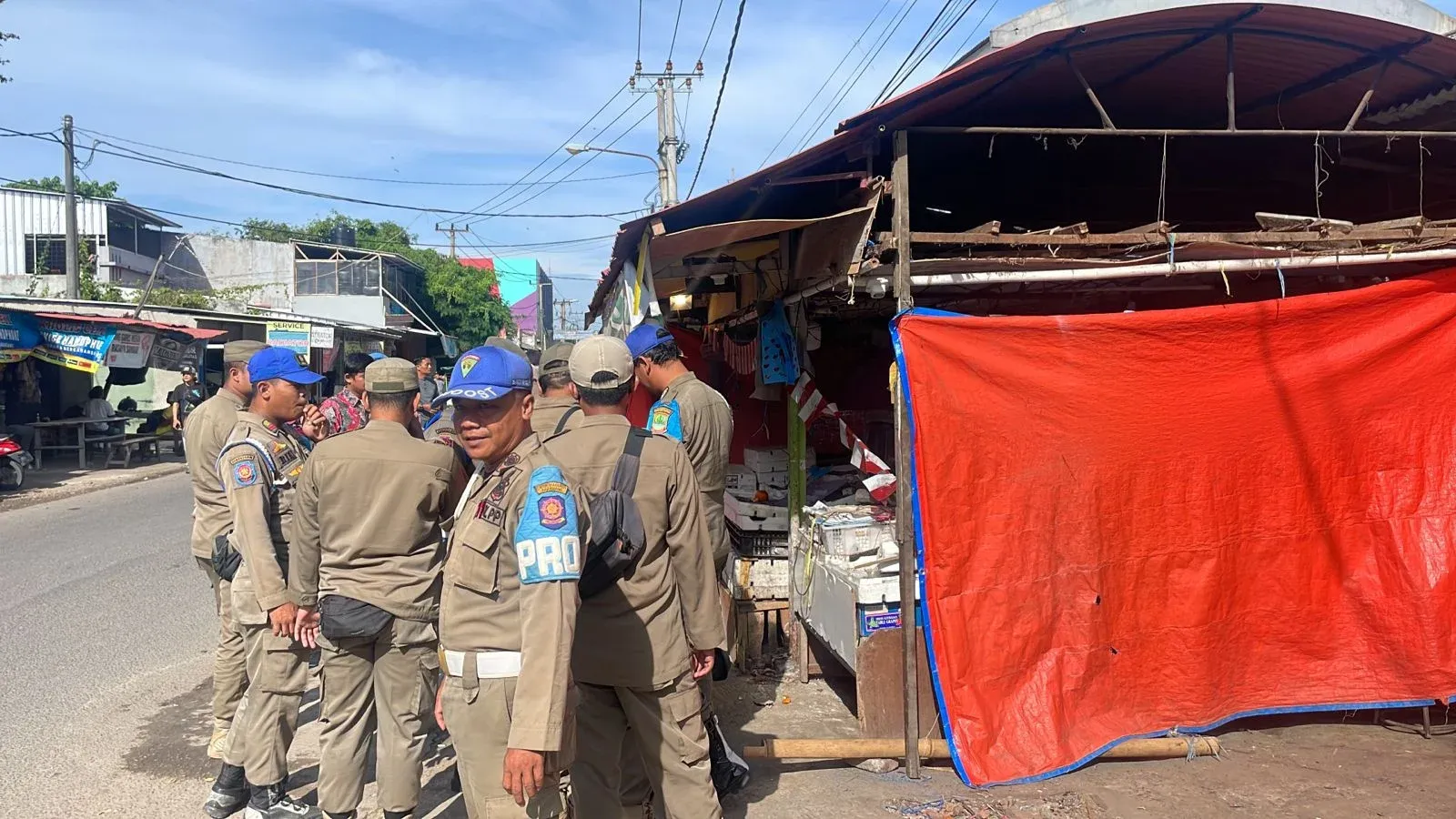 Pasukan Gabungan Tertibkan Jalan Raya Ir . H Juanda Kota Karawang