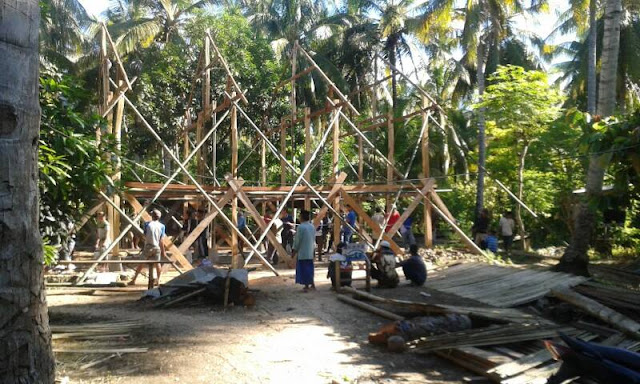 tradisi pendirian rumah panggung suku mandar