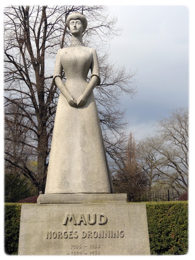 Dronning Maud øverst i Dronningparken i Oslo.