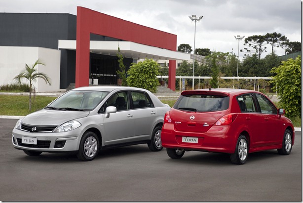 familia_tiida_sedan hatch tras_5031