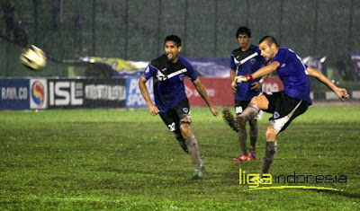 Nonton Laga Pelita Bandung Raya , Bobotoh Lukai 2 Polisi