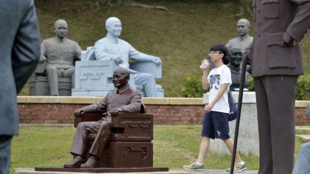 图片版权 Getty Images Image caption 台湾北部城市桃园一个公园里的蒋介石雕像。