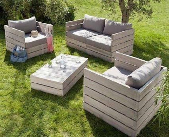 tables and chairs made of pallets