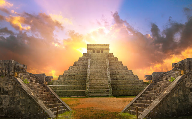 Пирамиды майя (центр Эль-Кастильо) на месте Чичен-Ицы