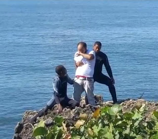 REPÚBLICA DOMINICANA Rescatistas detienen a hombre que intentaba suicidarse lanzándose al mar