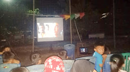 Satgas TMMD Bersama Warga Desa Ongko Nonton Film Perjuangan
