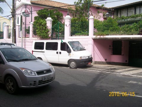 Precisa estacionar no passeio?