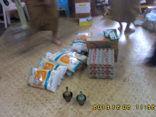 This day Luang Phor ( Monk ) traveled to visit Temple at other location. Gust Bought lots of goods to donated to the temple and the assistance monk have pray to guest.