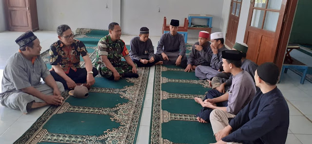 KodimKaranganyar - Jum’at Keliling Babinsa dan Perangkat Kelurahan Gedong di Masjid Istiqomah