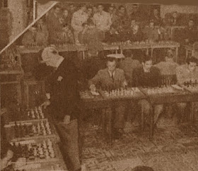 Simultáneas de ajedrez a cargo de Manuel Golmayo y Arturito Pomar en 1946