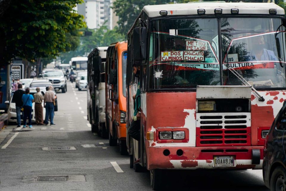 Alza del dólar se come ingresos de transportistas