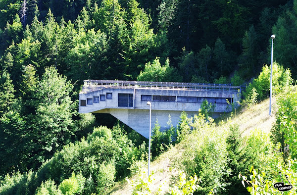 Saint Nizier Du Moucherotte (15 km de Grenoble)  Batiment des juges et Tremplin olympique - Grenoble 1968 - Jeux Olympiques d'Hiver  Architectes: Pierre Dalloz, Gilles O'Callaghan, Francis de Vallée.  Construction: 1966 - 1967