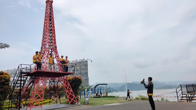 Ada Menara Miniatur Menara Eiffel di Tanjung Duriat 