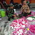 Babinsa Jayengan Komsos Dengan Penjual Bunga