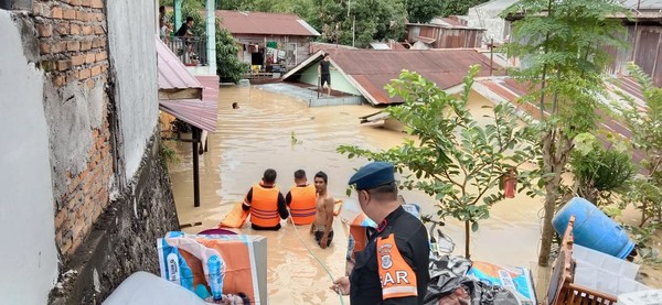 Banjir Medan Seatap Rumah, Brimob Turunkan Tim untuk Evakuasi Warga