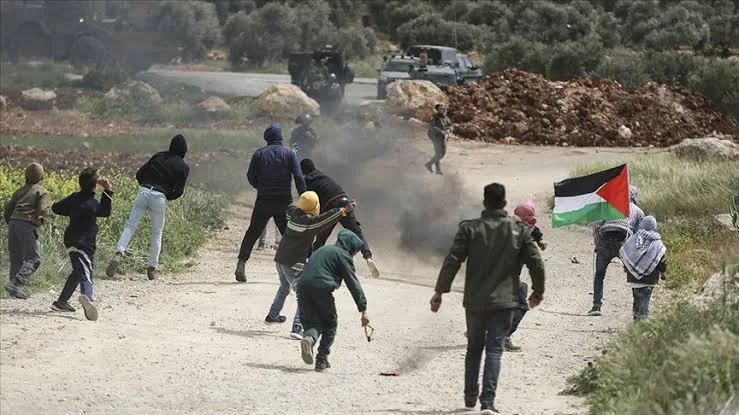 وسائل إعلام: إصابة عشرات الفلسطينيين بنيران إسرائيلية قرب مستوطنة غير شرعية في الضفة الغربية المحتلة
