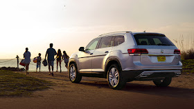 Rear 3/4 view of 2018 Volkswagen Atlas SEL