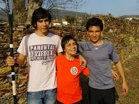 Fotografia de Carla Ferreira com dois colegas da canoagem