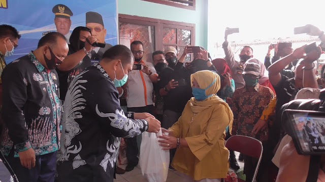 Bupati Bungo Beri Bantuan Sembako Secara Simbolis Kepada Masyarakat Di Kecamatan Pasar Muara Bungo yang Terdampak COVID-19