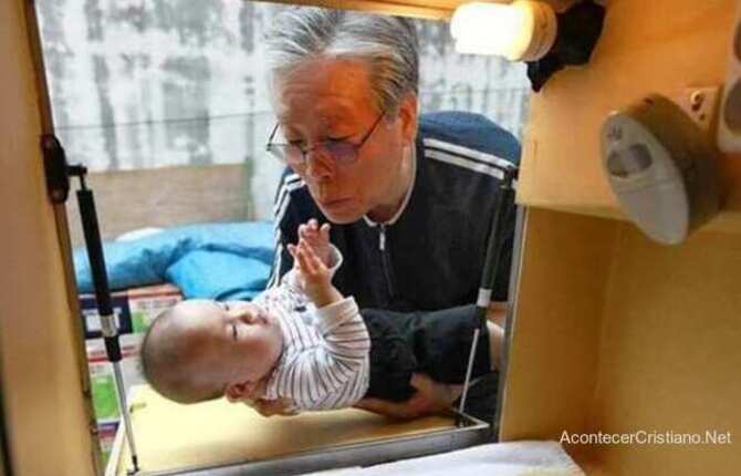 Pastor pastor Lee Jong- rak rescatando a bebé abandonado en la calle