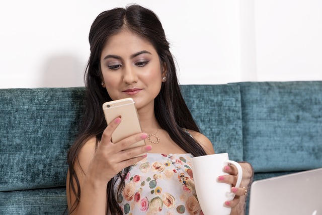 WhatsApp पर बड़े काम की है ये Tricks