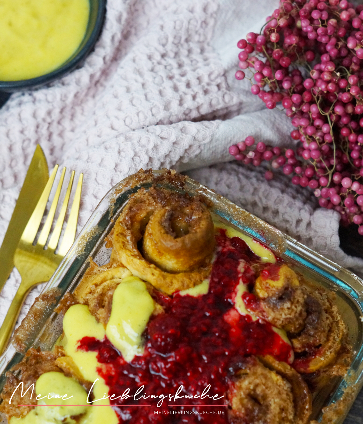 Zimtschnecken mit Vanillesauce und Himbeersauce