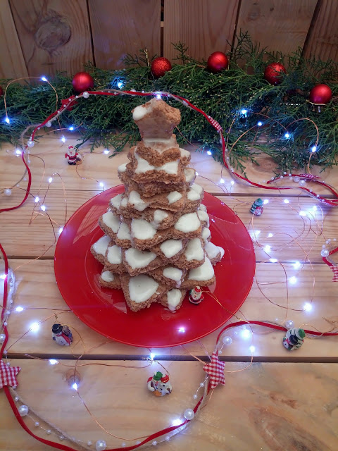 Zimtsterne. Estrellas de canela. Árbol de Navidad de galletas. Receta navideña europea para hacer en casa con niños. Glasa, galletas, con horno. Recetas de Cuca