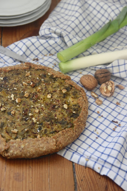 Cuillère et saladier : Tarte rustique aux poireaux, moutarde à l'ancienne et noix (vegan)