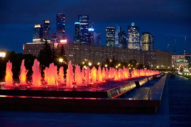 Парк Победы, Главная аллея, фонтан «Годы войны», Кутузовский проспект, Москва-Сити