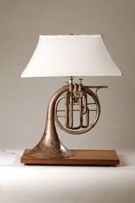 Lampu meja dari horn (alat musik tiup)