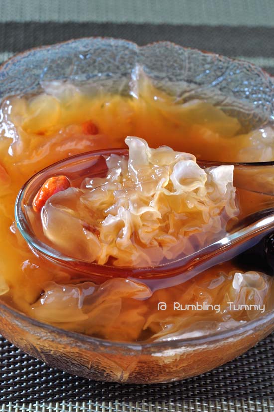 Rumbling Tummy: Peach Gum Gleditsia rice with White Fungus Sweet Soup  桃膠雪莲子银耳糖水