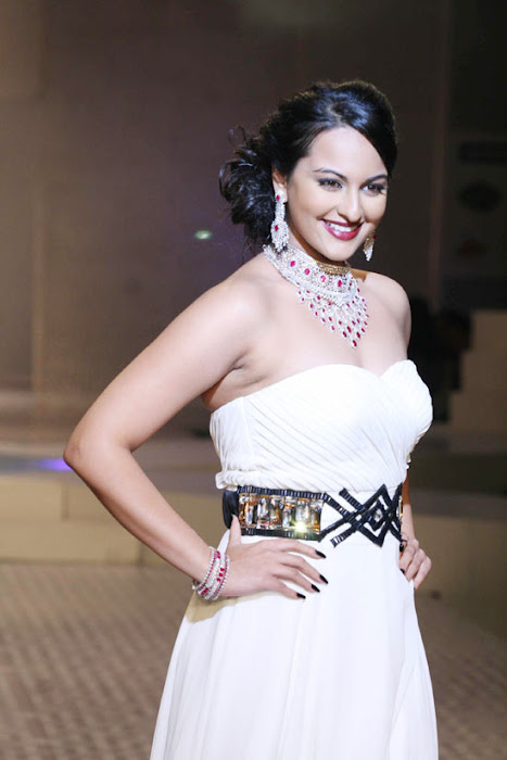 sonakshi sinha on rat hdil unseen pics