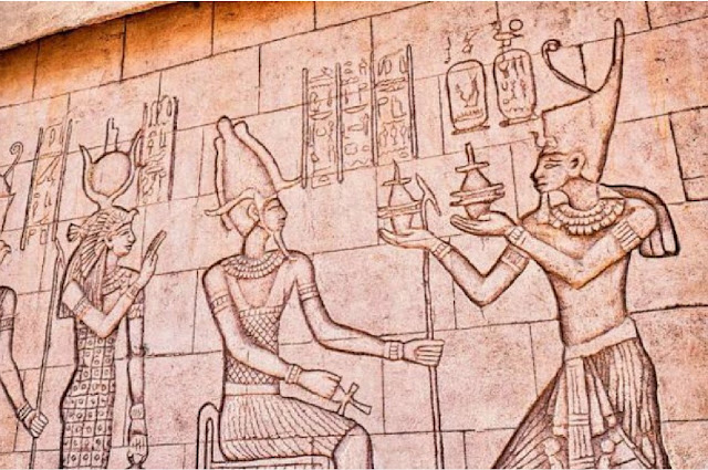 Фрески с резными фигурами, изображающие египетских фараонов в очистительном ритуале