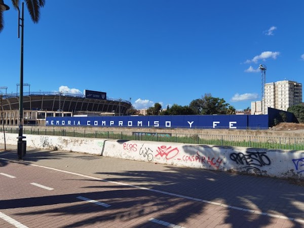 El Málaga elimina las pintadas y pone su lema: "Memoria, compromiso y fe"