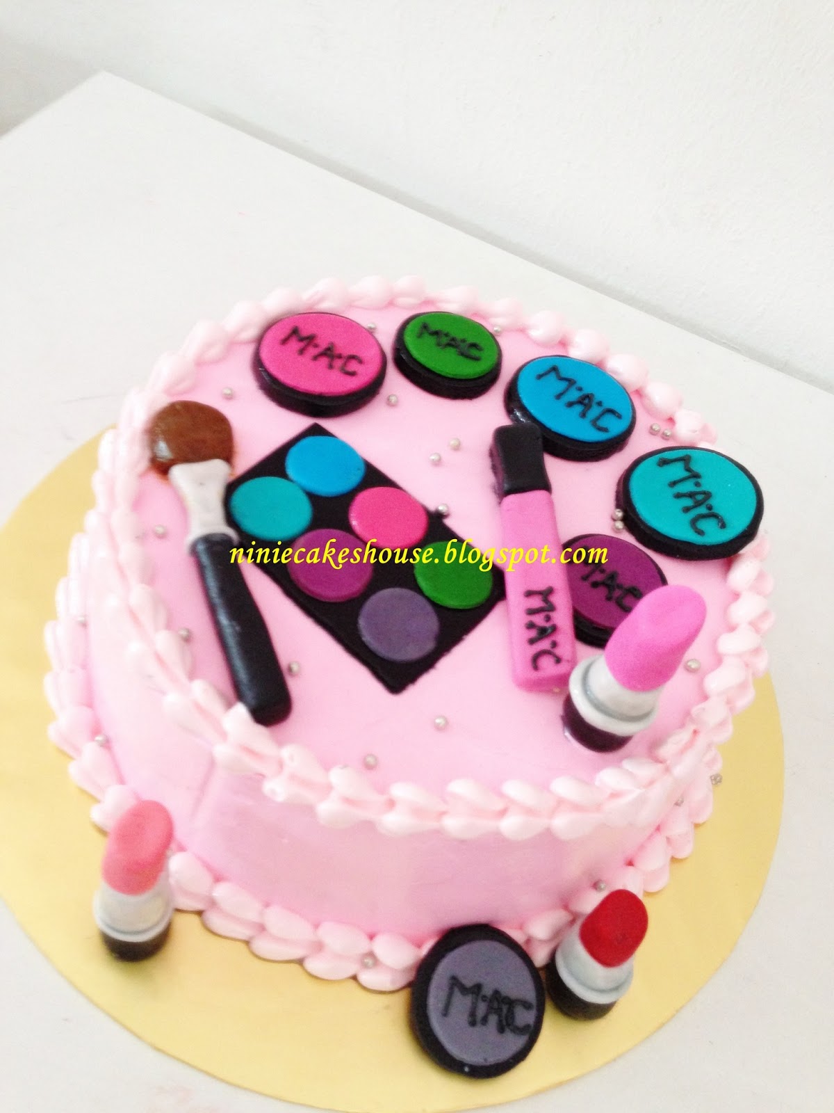 ninie cakes house: MAC Make up set Birthday cake.