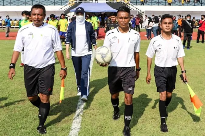 Uji Coba Stadion Purnawarman, Ambu Anne Tendang Bola Tanda Pertandingan Dimulai