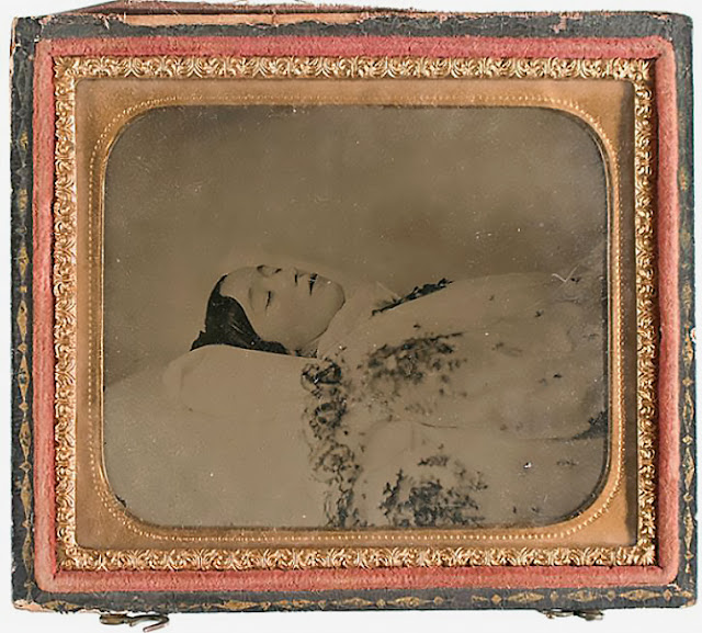 Década de 1870, retrato ambrotipo post mortem de una joven dama.