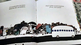 Una página del libro en la que aparece el autobús pasando por el vertedero