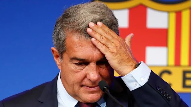Le FC Barcelone a récemment fait savoir à la fédération espagnole de football (RFEF) qu'il ne souhaitait pas que ses jeunes joueurs soient sélectionnés pour l'Euro et les Jeux olympiques de Paris 2024. Cette décision a surpris et déçu la RFEF, qui compte notamment sur plusieurs joueurs du Barça, dont Lamine Yamal,  pour ses équipes nationales de jeunes.  Lamine Yamal, 16 ans, est considéré comme l'un des plus grands espoirs du football espagnol. Il a déjà fait ses débuts en équipe première du Barça et a impressionné par ses performances. La RFEF est convaincue qu'il peut être un élément important de l'équipe d'Espagne et de l'équipe olympique.  Malgré la décision du FC Barcelone, la RFEF n'a pas encore renoncé à convoquer Lamine Yamal. La fédération réfléchit à la possibilité de contourner la décision du club en convoquant directement le joueur.  La RFEF est consciente que la situation est délicate et qu'elle pourrait créer un conflit avec le FC Barcelone. Cependant, la fédération est déterminée à donner à Lamine Yamal la chance de représenter son pays.  La décision finale de la RFEF sera prise dans les prochains jours. Il sera intéressant de voir si le FC Barcelone acceptera de laisser Lamine Yamal jouer pour l'Espagne ou s'il y aura un bras de fer entre le club et la fédération.